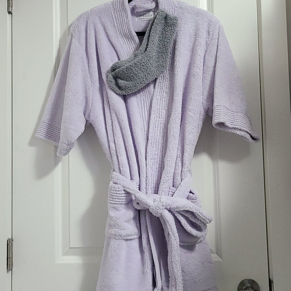 New! Plush Bath Robe & Fuzzy Socks - Picture 5 of 9